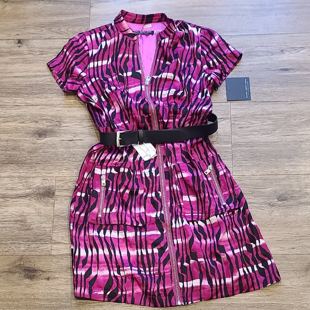 NWT Mark New York magenta, black dress with a belted waist. Zipper Pockets, 8